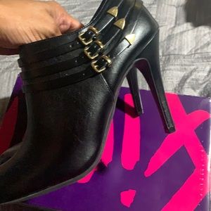 Fioni Black Ankle Booties